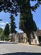 L'allée principale du cimetière avec les chapelles.