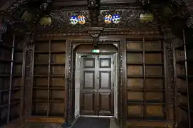 L'entrée de la bibliothèque aux armes des familles Rogier et Hachette.