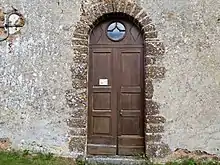 Entrée de la chapelle Saint-Benoist avec plaque de l'ordre de Tiron.