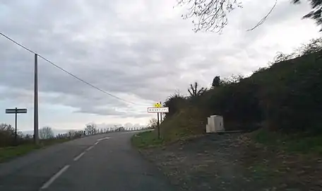 Entrée dans Mazerolles sur la D 32.