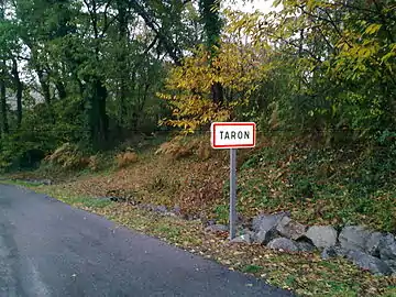 Entrée dans Taron.