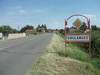 Entrée ouest du village par la D 779dans le sens Moulins - Digoin.