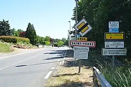 Entrée de Saint-Yorre par la route départementale 906e avec panneaux