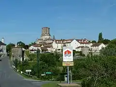 Entrée est du bourg, avec les remparts et notamment la tour du Couvent (à gauche).