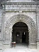 L'entrée de l'église Saint-Miliau.