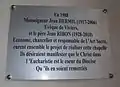 La plaque mémorielle à l'entrée de la chapelle de l'évêché de Viviers.