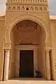 Gros plan sur le porche de Bab al-Gharbi, ouvert par un arc outrepassé brisé encadré d'une moulure.