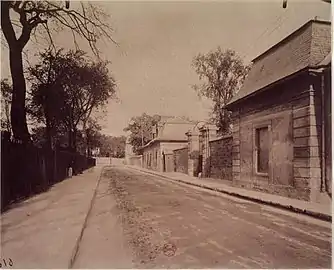 Entrée des casernes rue de l'Alma en 1901 ; photographie d'Eugène Atget.