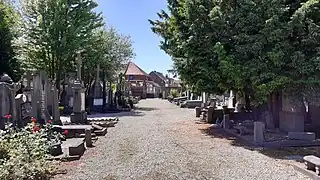 Allée principale du cimetière vers la rue de Marcq-En-Barœul.
