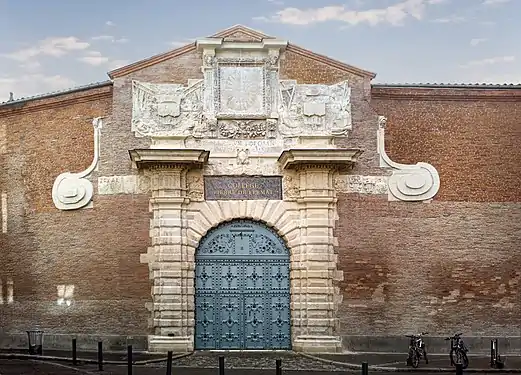 Grand portail de l'ancien collège des Jésuites (1604 ou 1605).