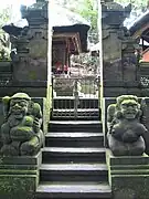 Un couple de dvarapalas homme et femmes gardant une porte d'un temple Hindou à Bali.