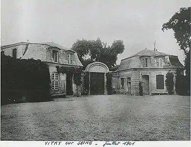 Entrée du château avec sa grande porte cochère donnant sur l'extérieur (vue depuis la cour du château).