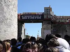 La Porte des Dames constitue l'entrée des spectateurs à la grande scène du festival des Francofolies.