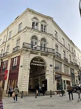 L'entrée du passage Pommeraye vue de la rue Crébillon.