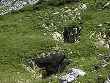 Deux accès rocheux dans le sol d'un vallon.