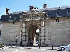 Entrée principale, boulevard de l'Hôpital.