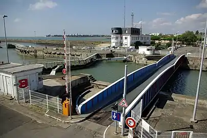 Entrée de l'écluse sud, pont tournant et capitainerie