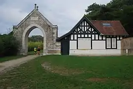 Au Sud du parc, après avoir traversé la forêt et être sorti du parc, une porte, autrefois "envahie" volontairement de lierres, représentait la limite du parc ou arrivaient les calèches et chevaux. Une ancienne maison de gardien se trouve à côté.