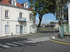 Entrée (discrète) de la gare routière de Vichy depuis le pont en amont