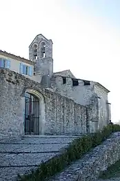 Entrée vers la cour caladée du prieuré de Salagon.