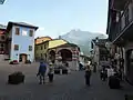 Place Justice et Liberté avec le préau abritant la fresque alpine de C. Prandoni