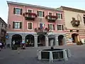 Place Justice et Liberté avec la mairie et le centre "Hommes et loups"