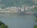 Du lac de retenue de la Piastra, vue vers le nord sur le bourg d'Entracque