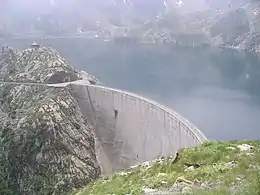 Barrage du réservoir supérieur du Chiotas de la centrale d'Entracque au premier plan, lac de retenue au second plan.