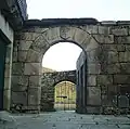 Une des entrées secondaires du château