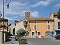 Vue sur la tour des Templiers avec les vestiges de l'ancienne muraille.