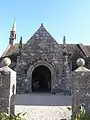 L'église Notre-Dame du Grouanec : le porche sud vu de l'entrée de l'enclos paroissial.