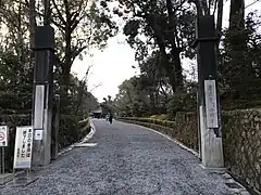 La porte noire (黒門, kuromon?), entrée du Kinkaku-ji par Kuramaguchi.