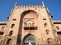 Porte d'entrée du Taj-ul-Masajid.