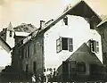 En 1939, mairie et clocher asymétrique de l'église.