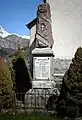 Monument aux morts sur l'ex-place du Tribunal devant l'église du XVIIe.