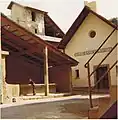 Chapelle du XVIIe siècle et place du lavoir avec sa fontaine.