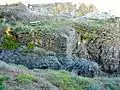 Stang Nabec : restes de murs construits à l'aplomb de la falaise par les goémoniers 4
