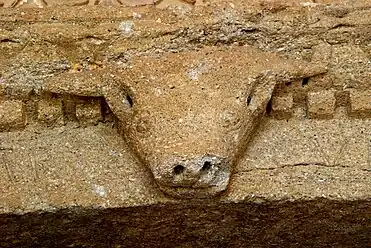 La tête de bovidé ornant le linteau.