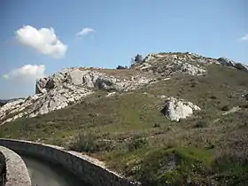 Paysage des rochers d'Entreconque ; au premier plan, le canal de la vallée des Baux.