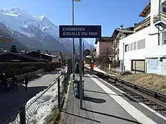 Panneau de la halte vu depuis l'entrée principale de la gare.