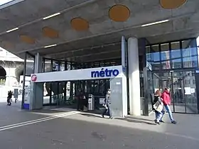 Une des entrées de la station de métro Lausanne-Flon.