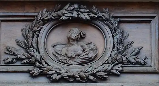 Réplique en bois du XIXe siècle du Buste de femme en médaillon, motif surmontant le portail du palais Saint-Pierre, place des Terreaux à Lyon.