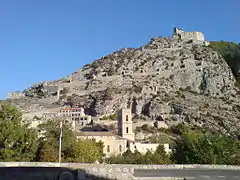 La ville, la cathédrale, et le chemin d’accès fortifié à la citadelle.