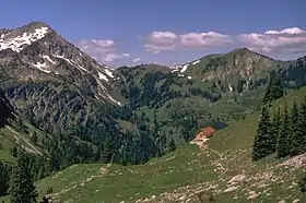 Vue des faces est de l'Entschenkopf (à gauche) et du Schnippenkopf (à droite).