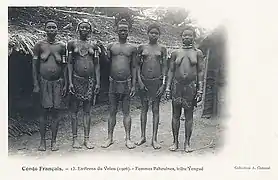 Environs du Voleu. Femmes pahouines, tribu Yengué.