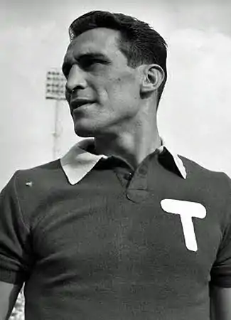 Enzo Bearzot avec le « T » blanc sur le maillot grenat de la Talmone Torino (it).