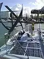 Eolienne à axe vertical et panneaux solaires