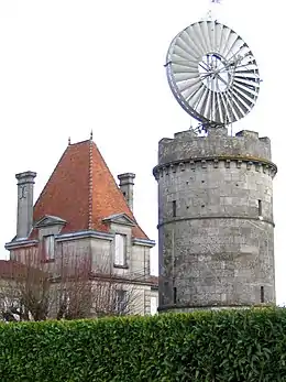Éolienne Bollée de relevage d'eau sur son château d'eau, lieu-dit « le Clône », région de Pons Charente-Maritime, France.