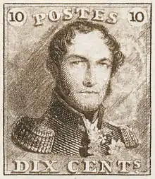 Reproduction du premier timbre poste belge. De 10 centimes et de couleur brune, il reprend le portrait du roi en uniforme à épaulettes.
