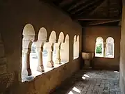 Arcades et fenêtres jumelées de la chapelle Sainte-Marguerite.